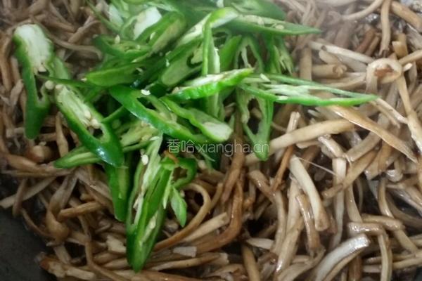 青椒茶树菇的做法图解5