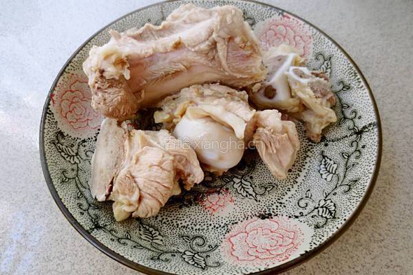 海带猪骨汤的做法图解2