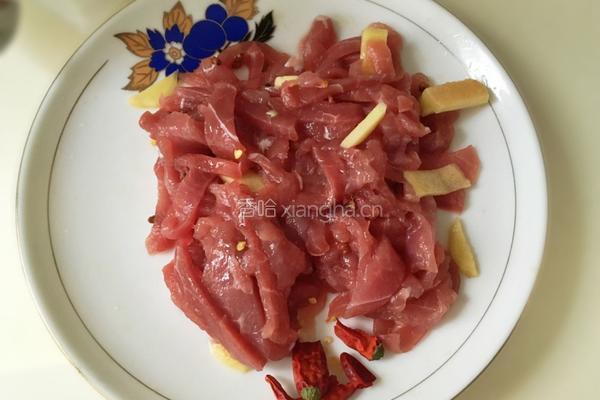 青椒炒肉片的做法图解1