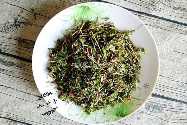 鸡骨草叶泡茶的做法图解1
