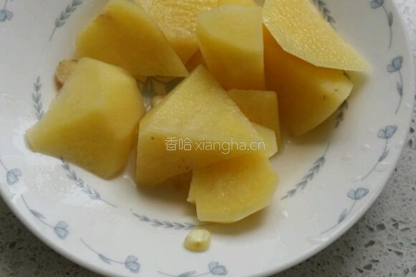 胡萝卜玉米排骨汤的做法图解3