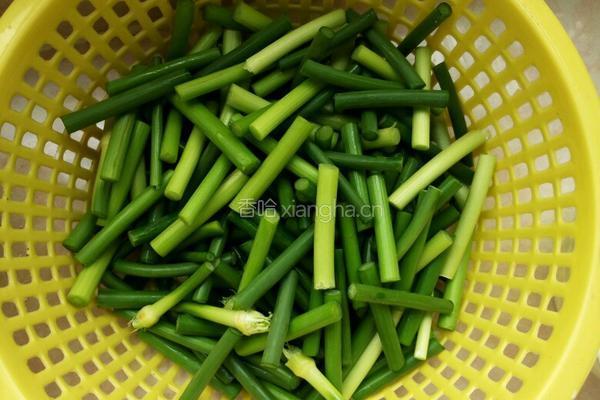 蒜薹五花肉的做法图解2
