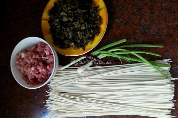 酸菜肉末面的做法图解1