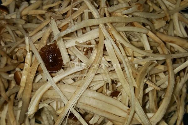 干煸茶树菇的做法图解2
