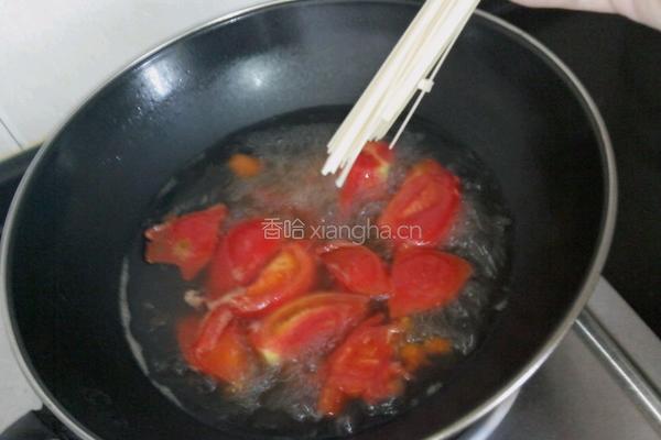 西红柿煮宽带面的做法图解5