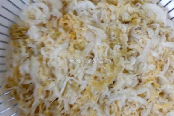 酸菜炒粉的做法图解2