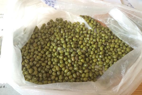 绿豆银耳莲子羹的做法图解1
