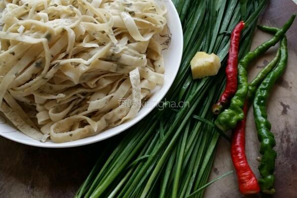 孜然炒饼丝的做法图解1