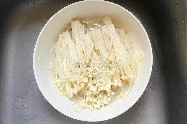 金针菇培根卷的做法图解2