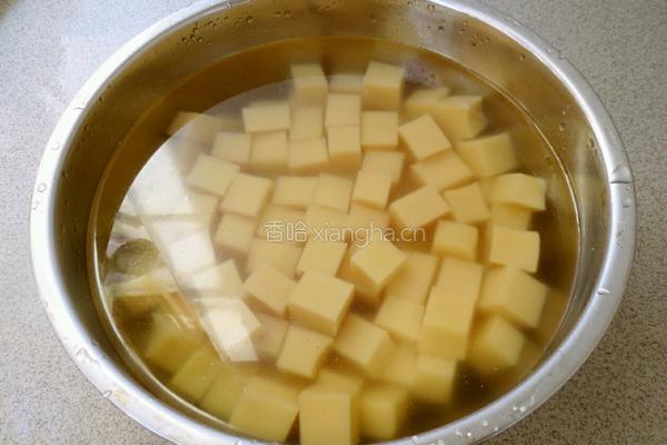 凉拌米豆腐的做法图解2