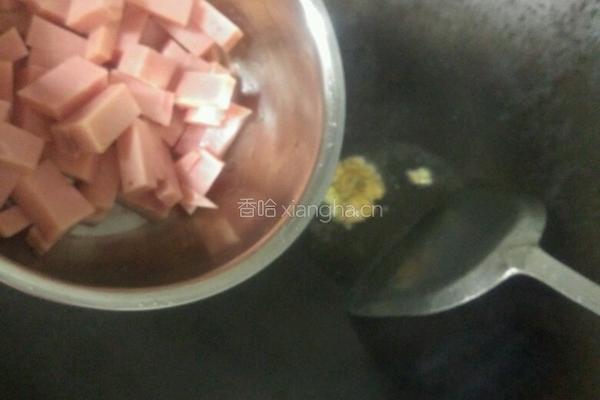 玉米胡萝卜炒三文治的做法图解2