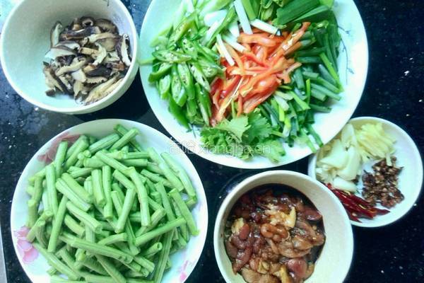 香菇豆角焖面的做法图解2