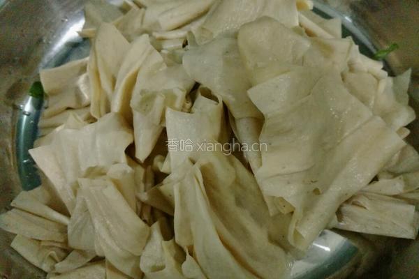 辣椒炒豆腐皮的做法图解1