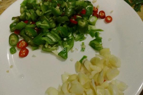 辣椒炒豆腐皮的做法图解2