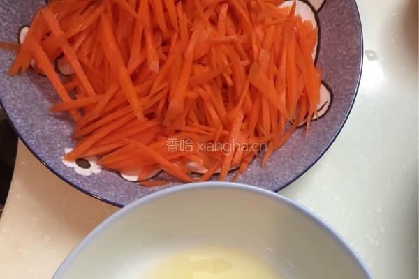 小葱鸡蛋炒胡萝卜的做法图解1