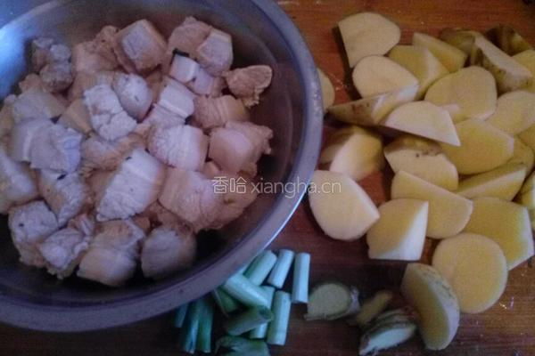 红烧肉炖土豆的做法图解1