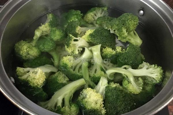 西兰花炒瘦肉虾仁的做法图解2