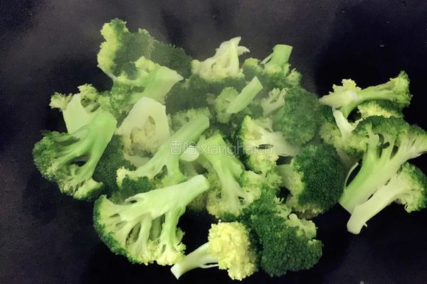 西兰花炒瘦肉虾仁的做法图解6