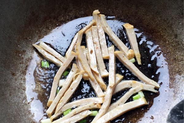 西兰花炒火腿肠的做法图解2