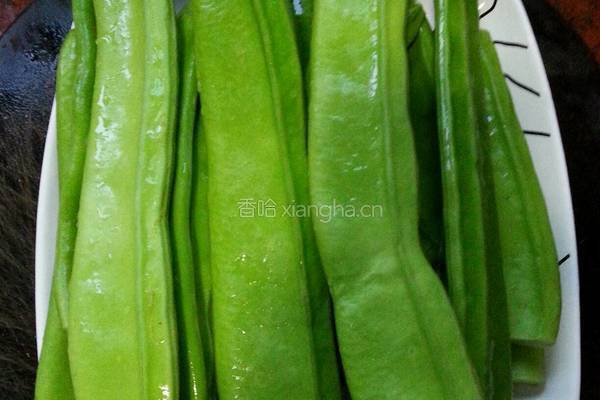 刀豆炒瘦肉的做法图解1