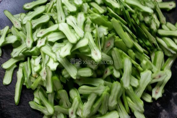 刀豆炒瘦肉的做法图解2
