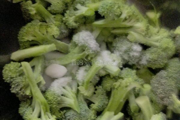 炒红椒西兰花的做法图解2