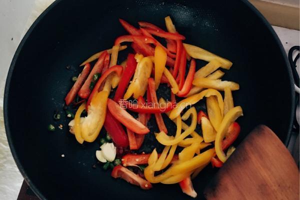 家常彩椒炒豆干的做法图解2