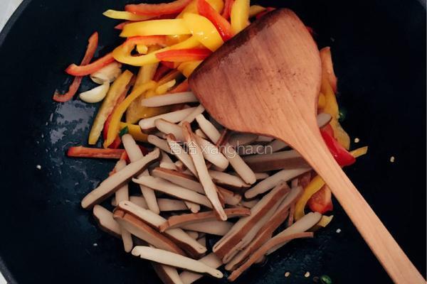 家常彩椒炒豆干的做法图解3