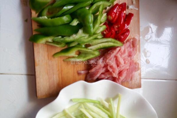 芹菜炒肉丝的做法图解1