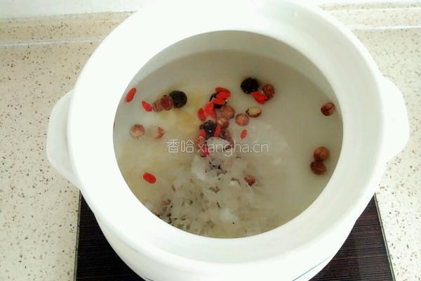 苹果银耳莲子羹的做法图解2