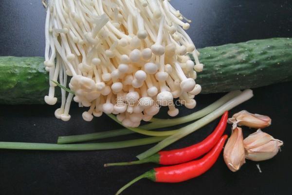 黄瓜金针菇卷的做法图解1