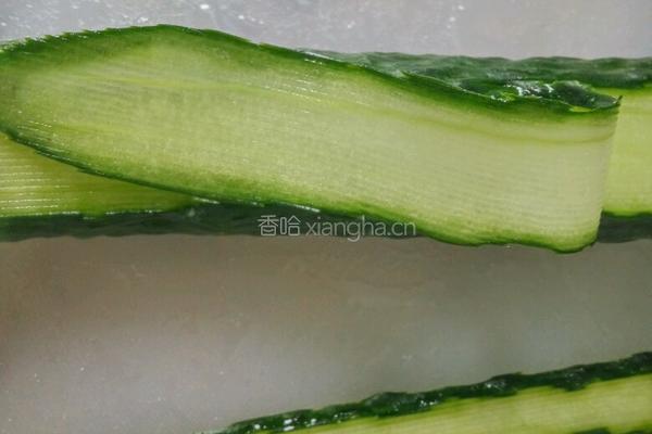 黄瓜金针菇卷的做法图解3