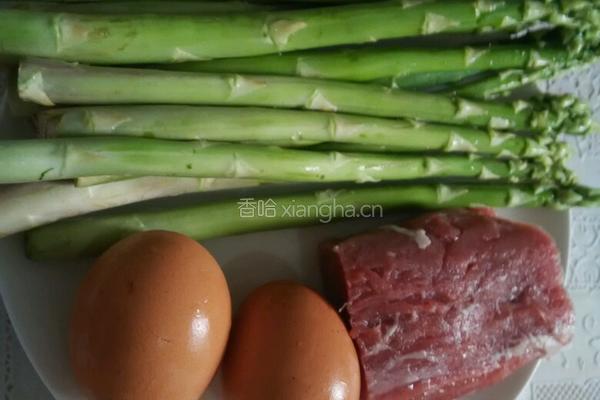 芦笋里脊鸡蛋饼的做法图解1