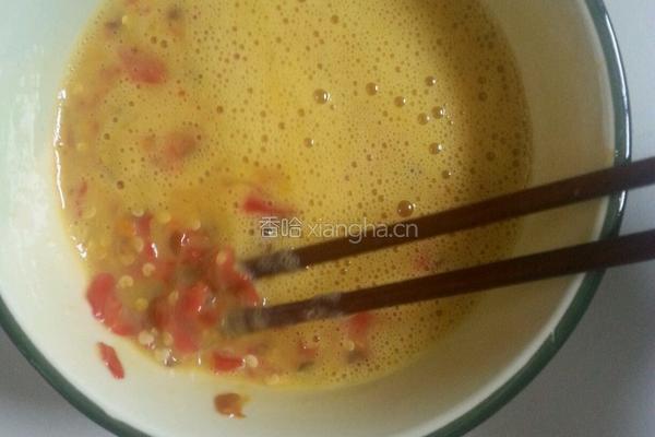 红剁椒煎鸭蛋的做法图解3