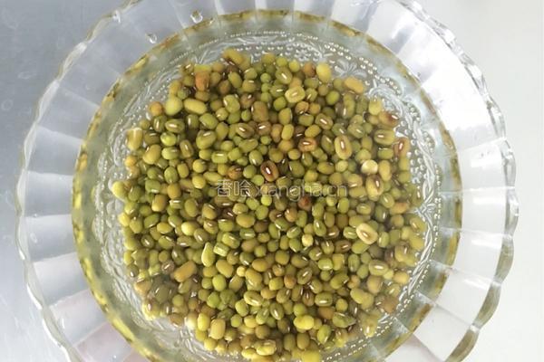 绿豆粥的做法图解1