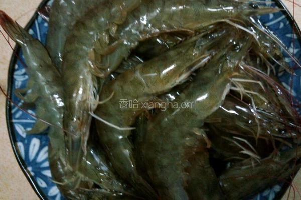 黄瓜腰果炒虾仁的做法图解1