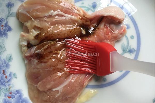 鸡腿包蛋黄的做法图解2