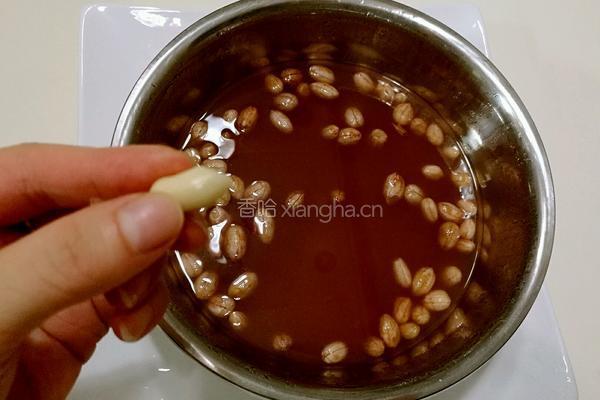 去皮的老醋花生的做法图解3