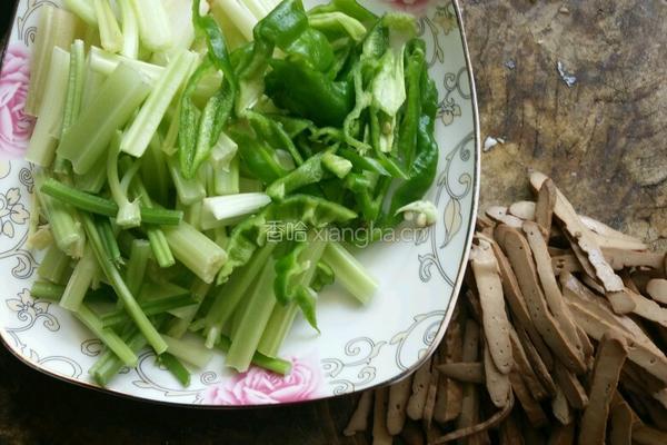 芹菜炒香干的做法图解1