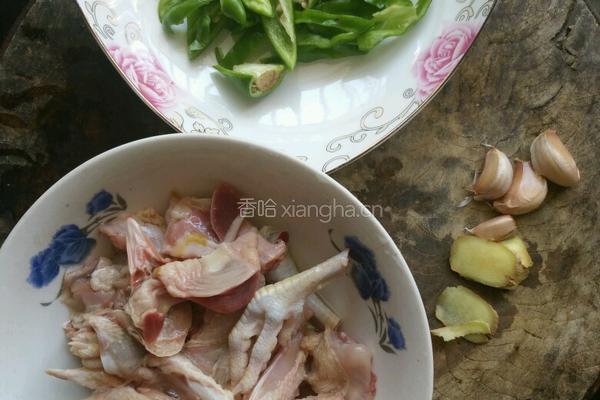 辣椒炒仔鸡的做法图解1