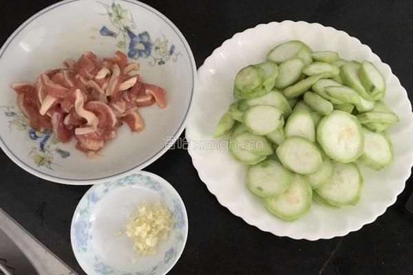 蒜香丝瓜炒肉的做法图解1