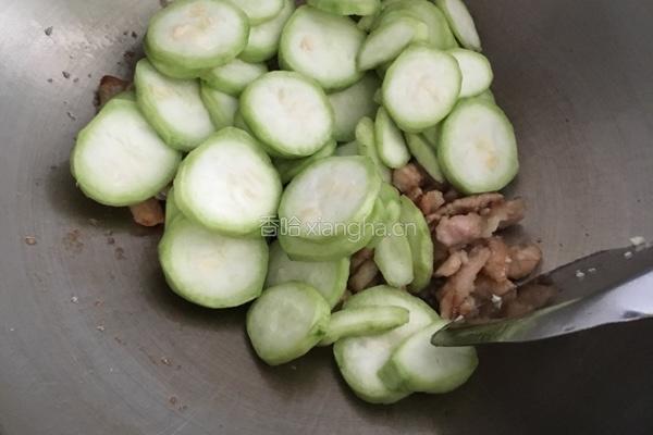 蒜香丝瓜炒肉的做法图解5