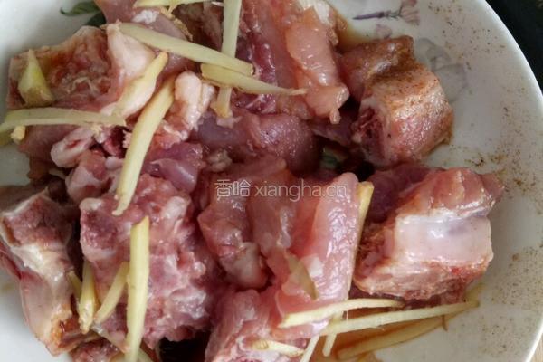 排骨炖酸菜的做法图解1