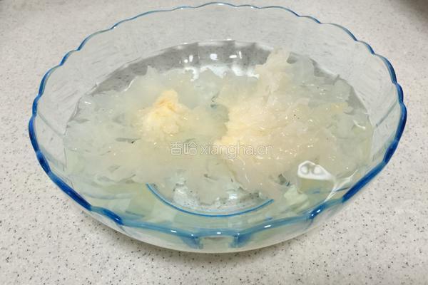 雪梨红枣枸杞银耳羹的做法图解1