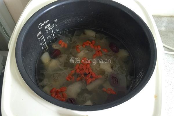 雪梨红枣枸杞银耳羹的做法图解5