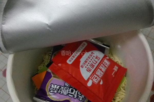 酸菜泡面的做法图解2
