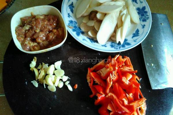 红辣椒杏鲍菇炒肉的做法图解2