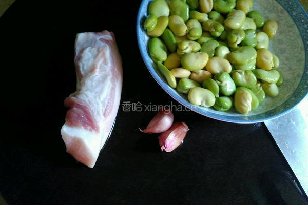 猪油渣炒蚕豆的做法图解1