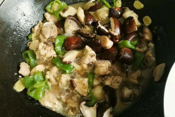香菇炒鸡的做法图解3