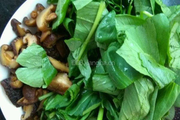 青菜炒香菇的做法图解1